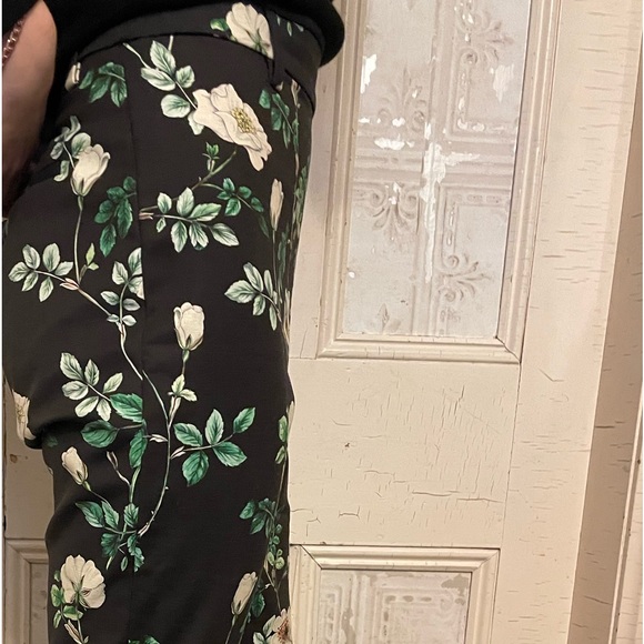 H +M black and white floral long capris.high waisted with slits and side zip. - Picture 4 of 13